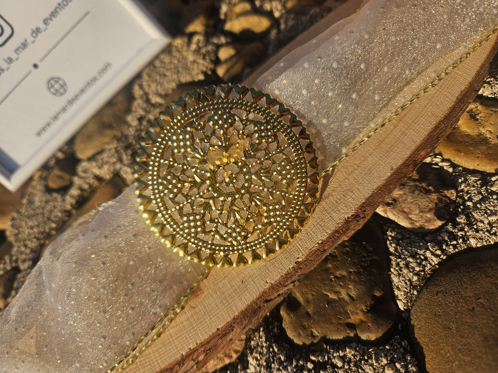 Choker de organza marfil con medallón circular dorado bordado, vista de cerca