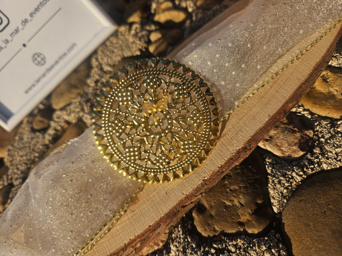 Choker de organza marfil con medallón circular dorado bordado, vista de cerca