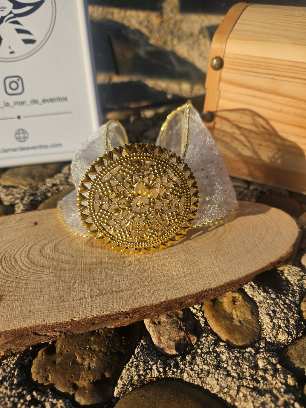 Choker con organza marfil y medallón circular dorado tipo pedrería, detalle