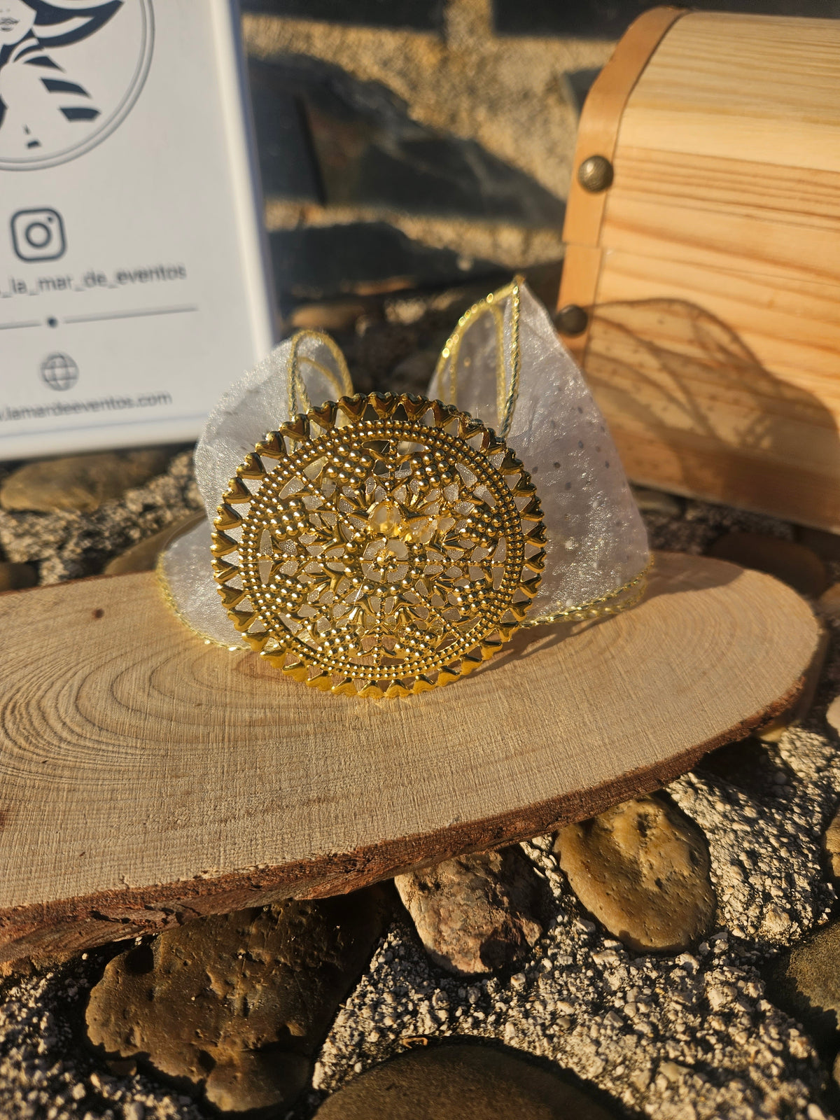 Choker con organza marfil y medallón circular dorado tipo pedrería, detalle