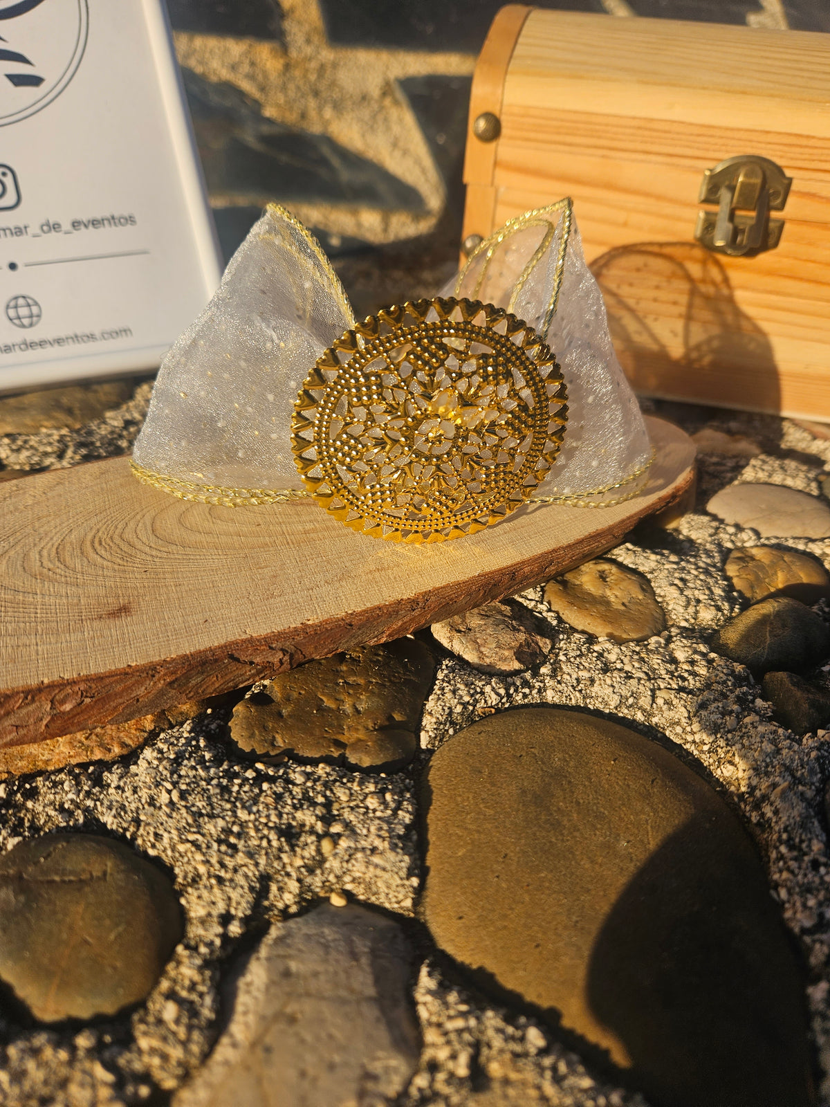 Choker de organza marfil con dije circular dorado y bordes dorados