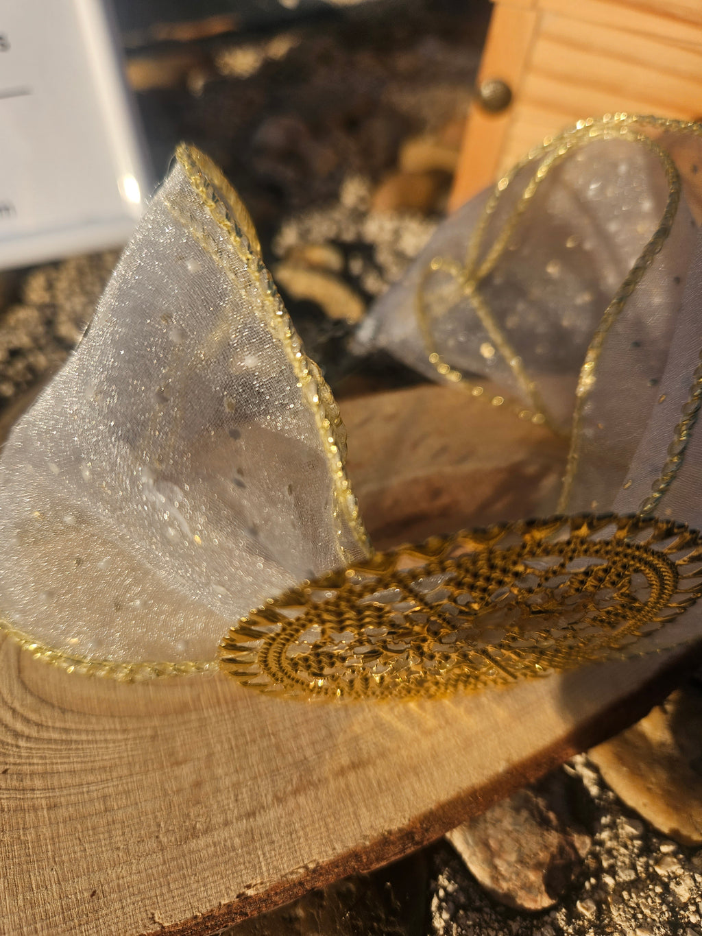 Choker de organza marfil con adorno dorado en el borde y medallón central