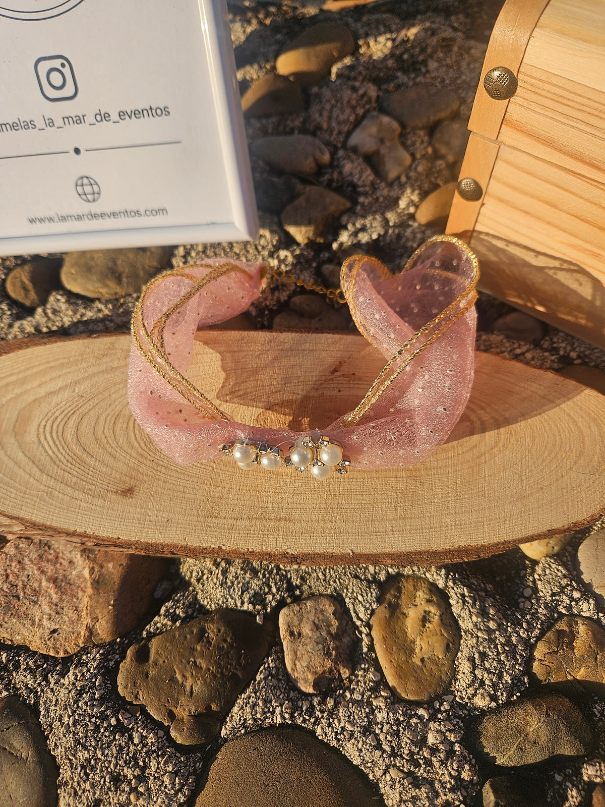 Choker rosa con lazo corazón de tul transparente y cuentas de perla al centro.