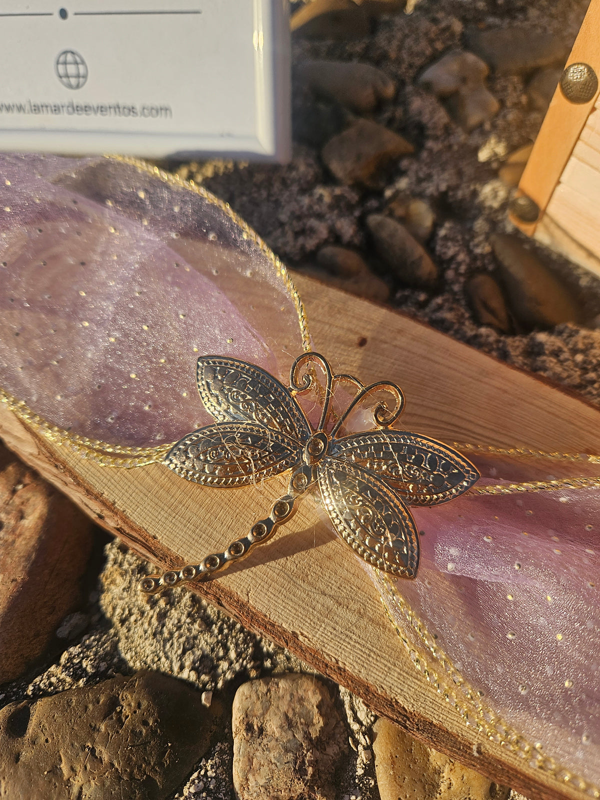 Choker morado con colgante de libélula dorada y detalle de alitas