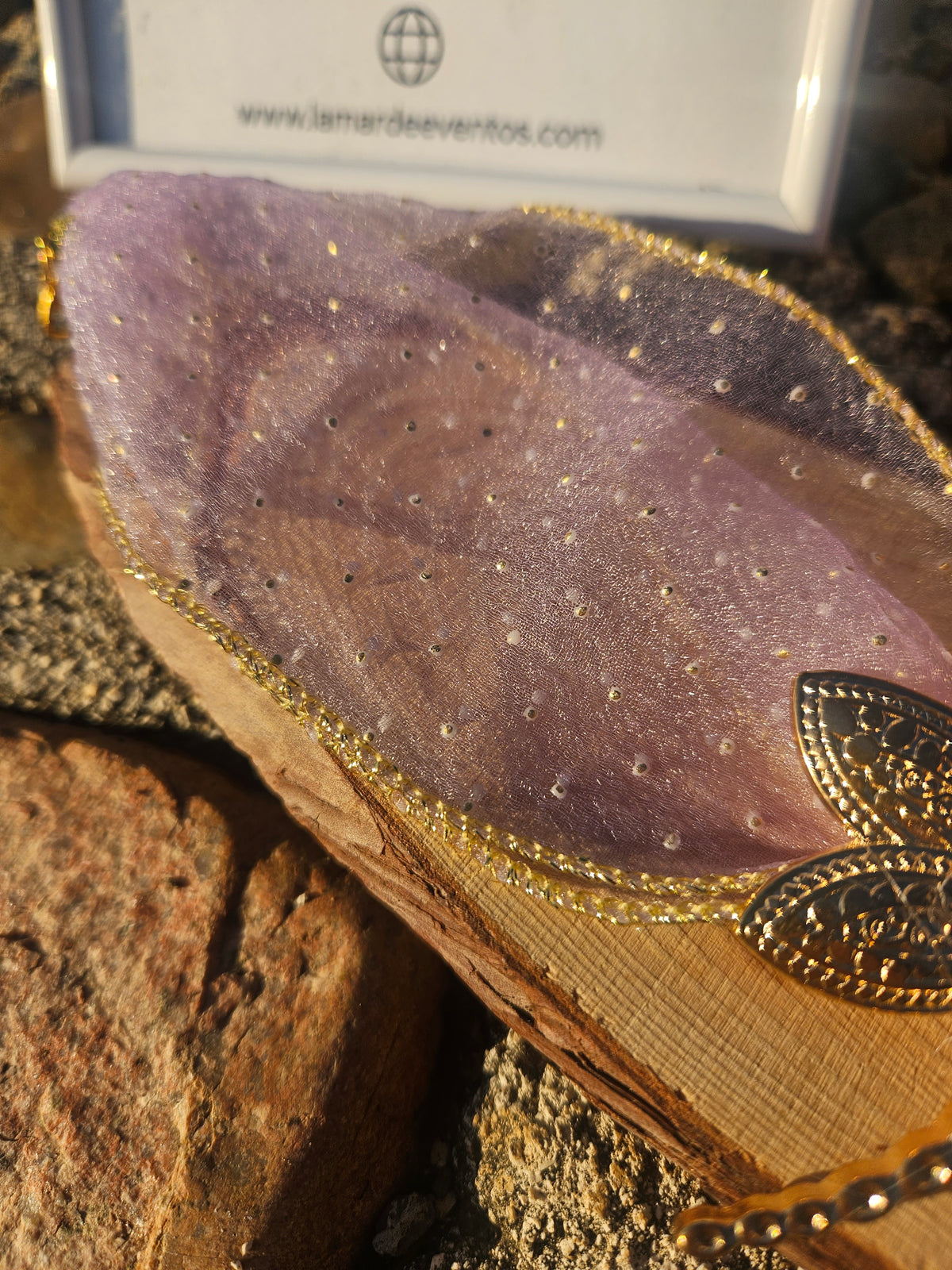 Choker de organza morada con borde dorado y colgante de libélula