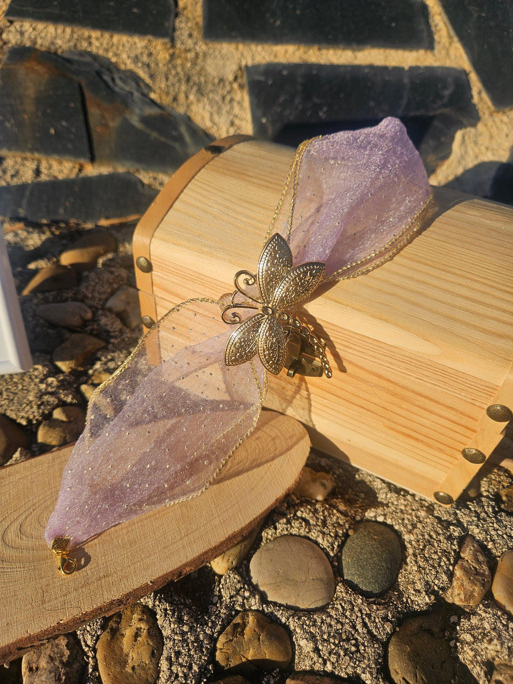 Choker con cintas de organza morada y colgante central de libélula