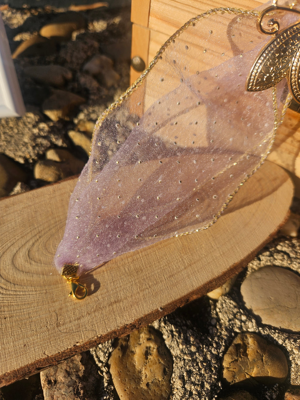 Choker morado con cinta translúcida y cadena dorada con pieza de libélula