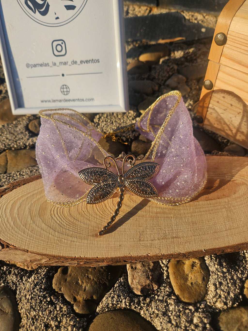 Choker de organza morada con colgante de libélula dorada en el centro