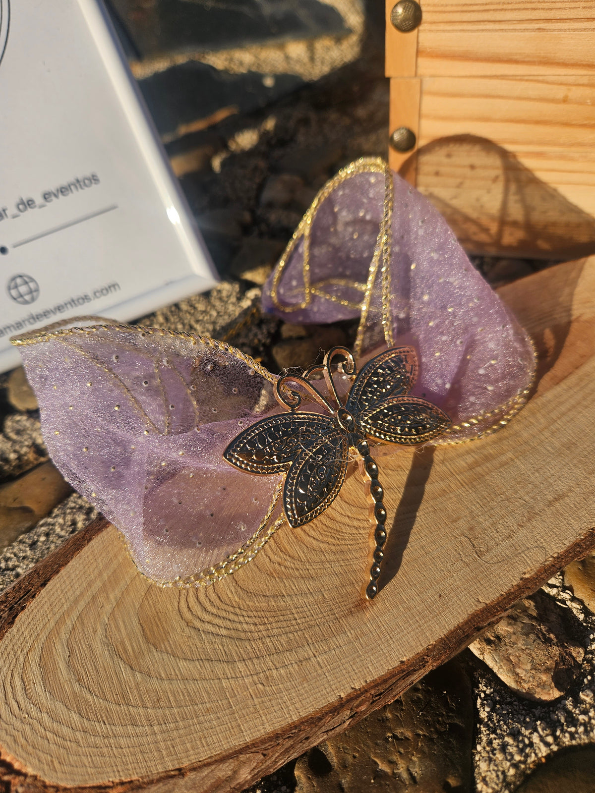Choker morado con colgante de libélula dorada y cadenas laterales