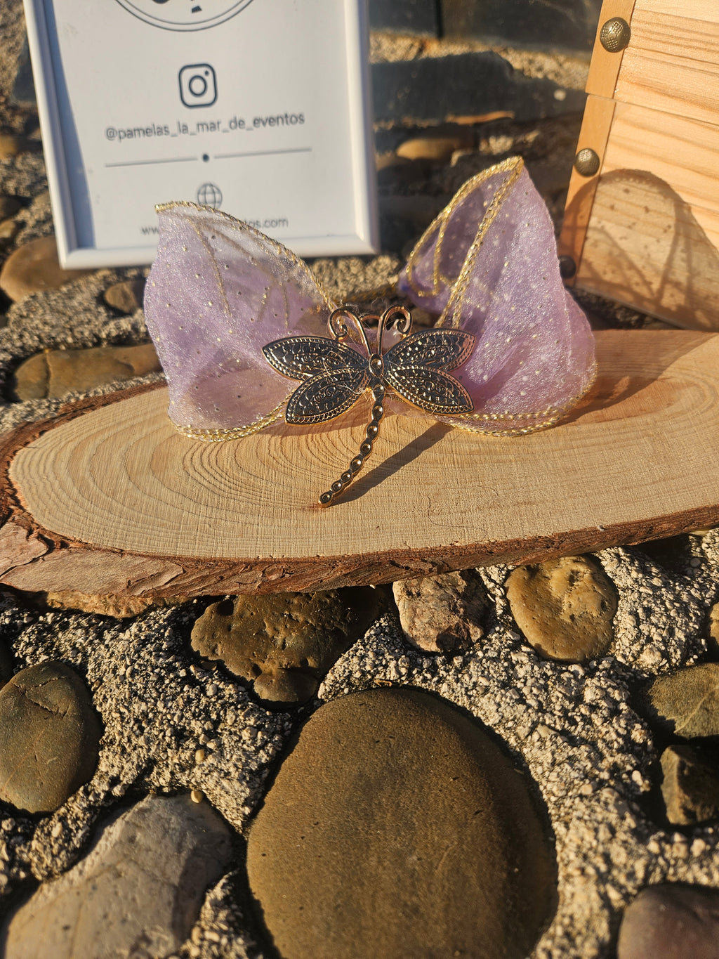 Choker morado con colgante de libélula dorada y lazo semitransparente