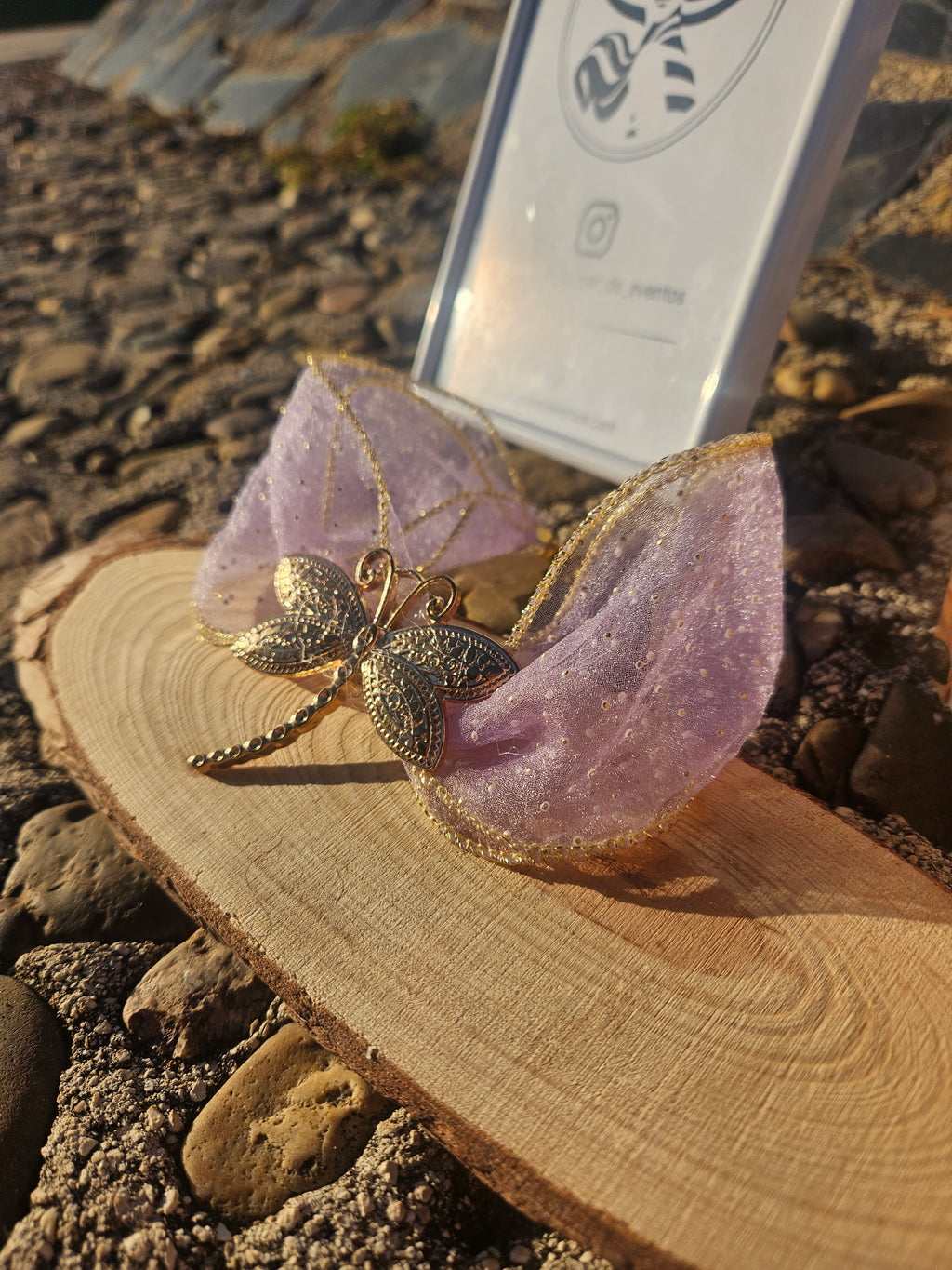Choker morado con aplique de libélula dorada y cintas en forma de moño