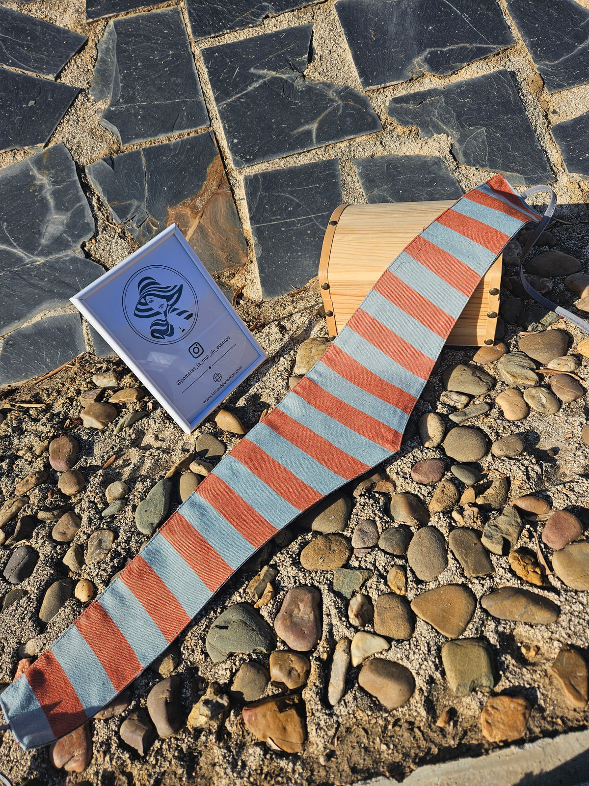 Fajín de rayas Atenas en tela azul claro y naranja, con franjas verticales