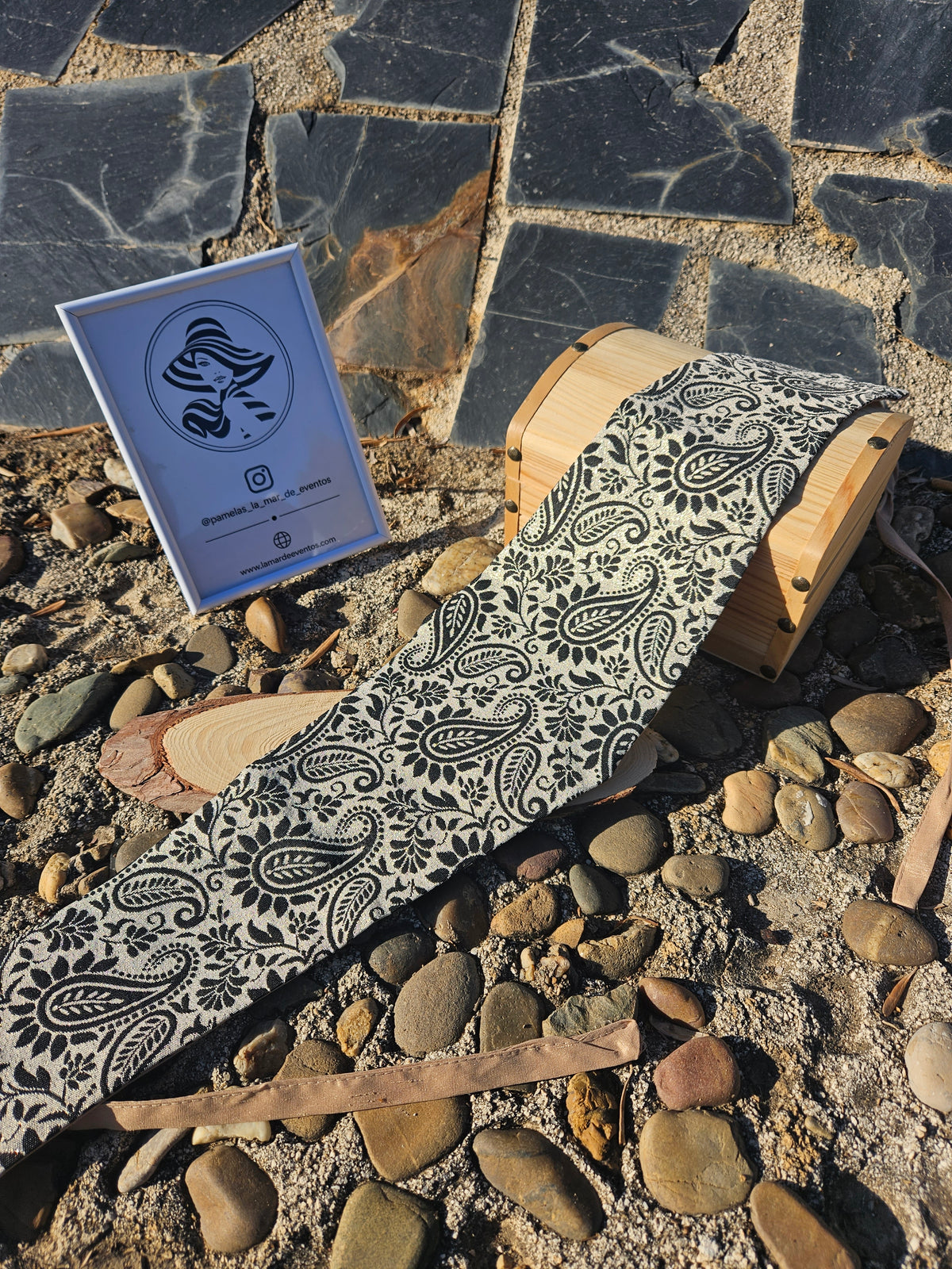 Fajín ancho estampado paisley monocromo negro, extendido