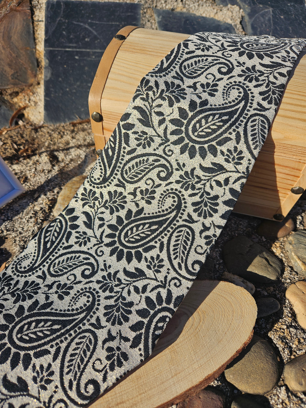 Fajín ancho con estampado paisley monocromo, motivos florales y arabescos