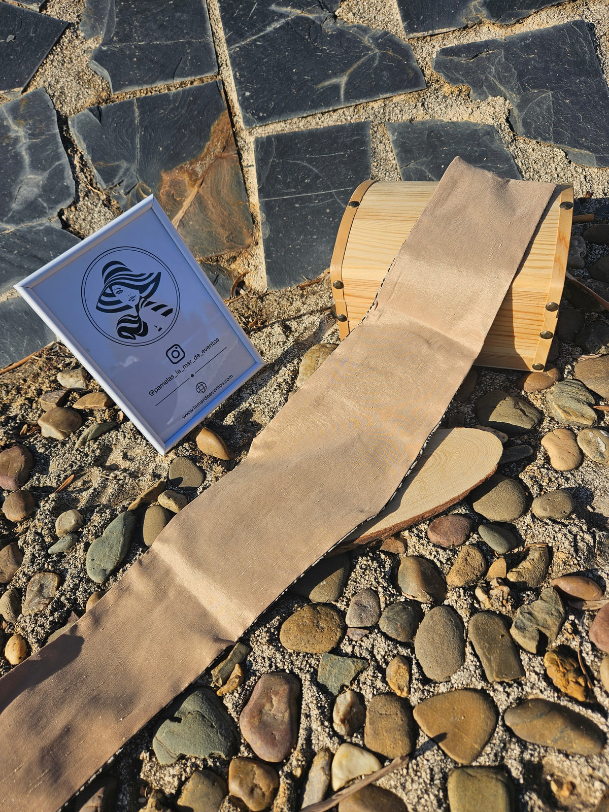 Fajín ancho monocromo liso color beige, tela textil con bordes