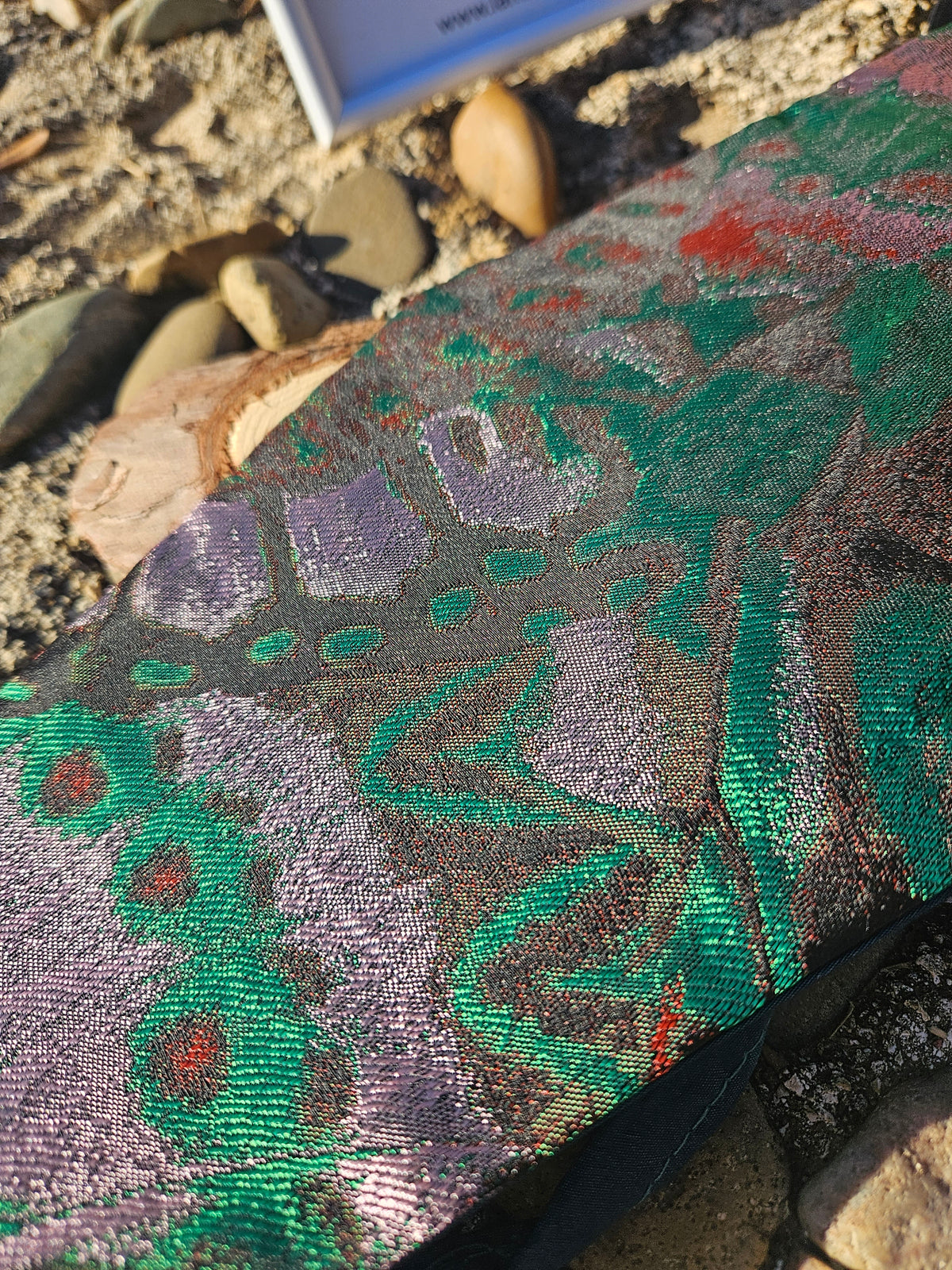 Fajín con detalle del estampado botánico en morado y verde