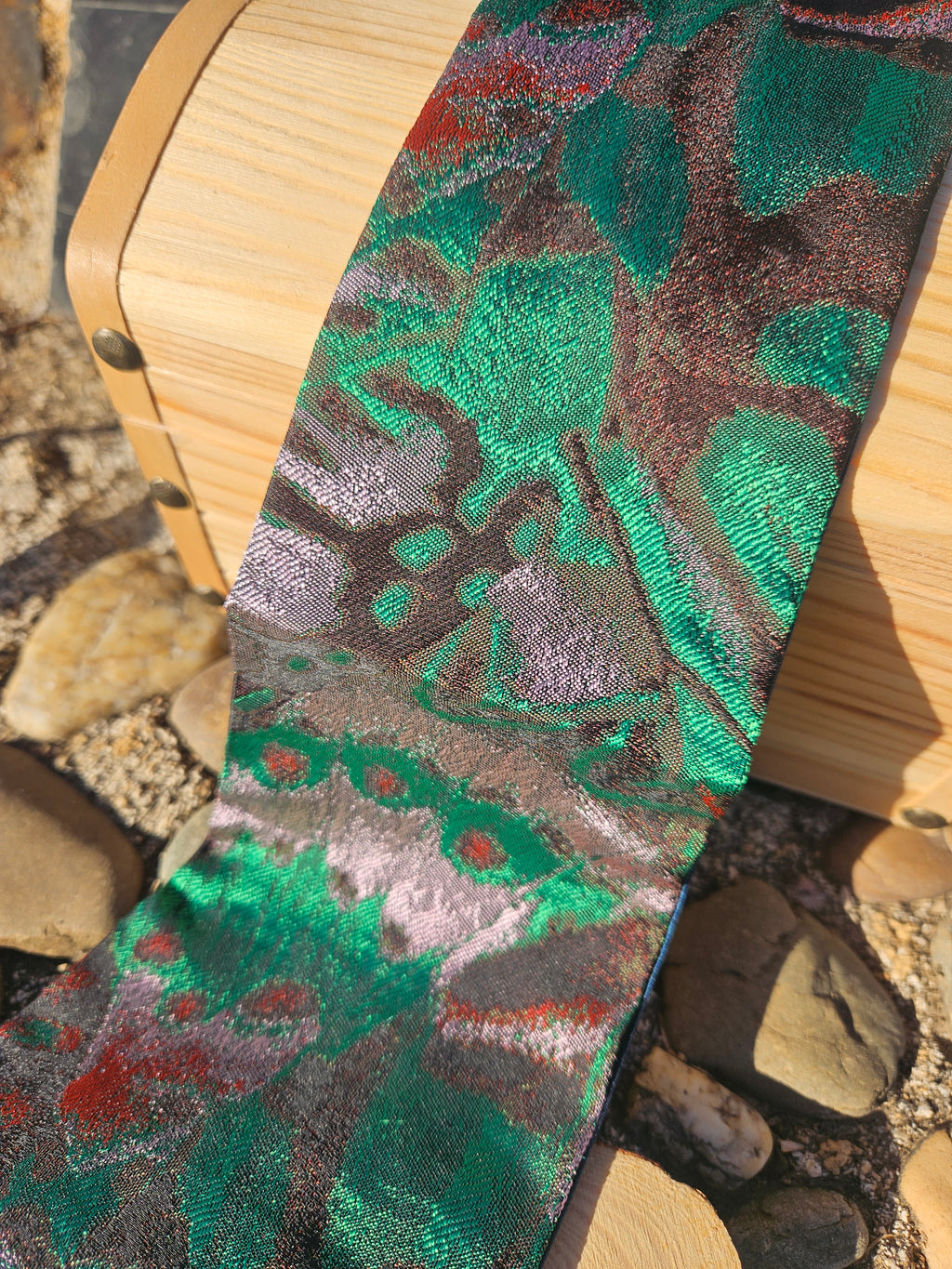 Detalle del tejido del fajín estampado botánico en verde y morado