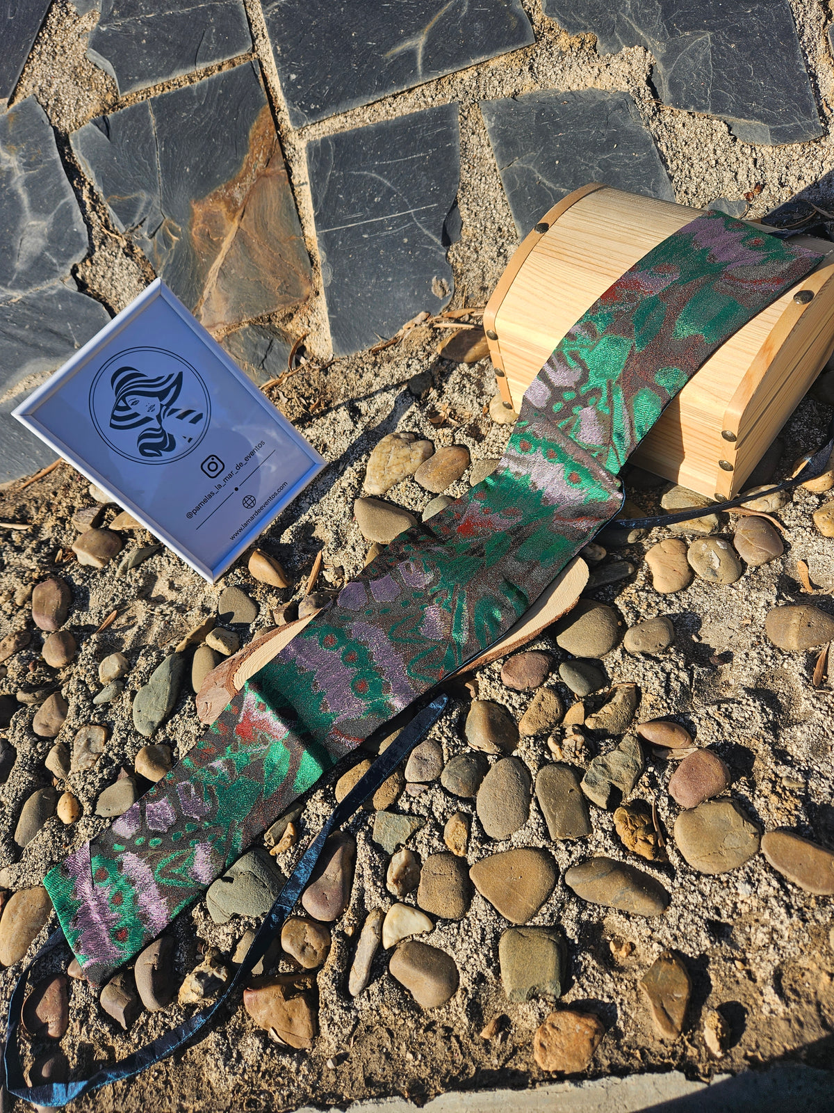 Fajín estampado botánico multicolor, morado y verde con toques rojos