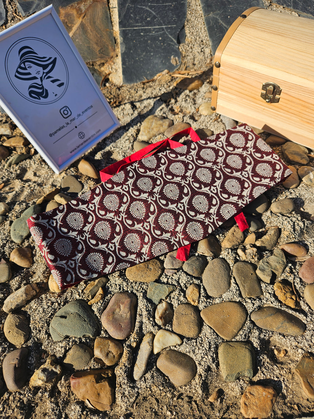 Fajín de brocado rojo oscuro con círculos blancos y lazos laterales rojos.