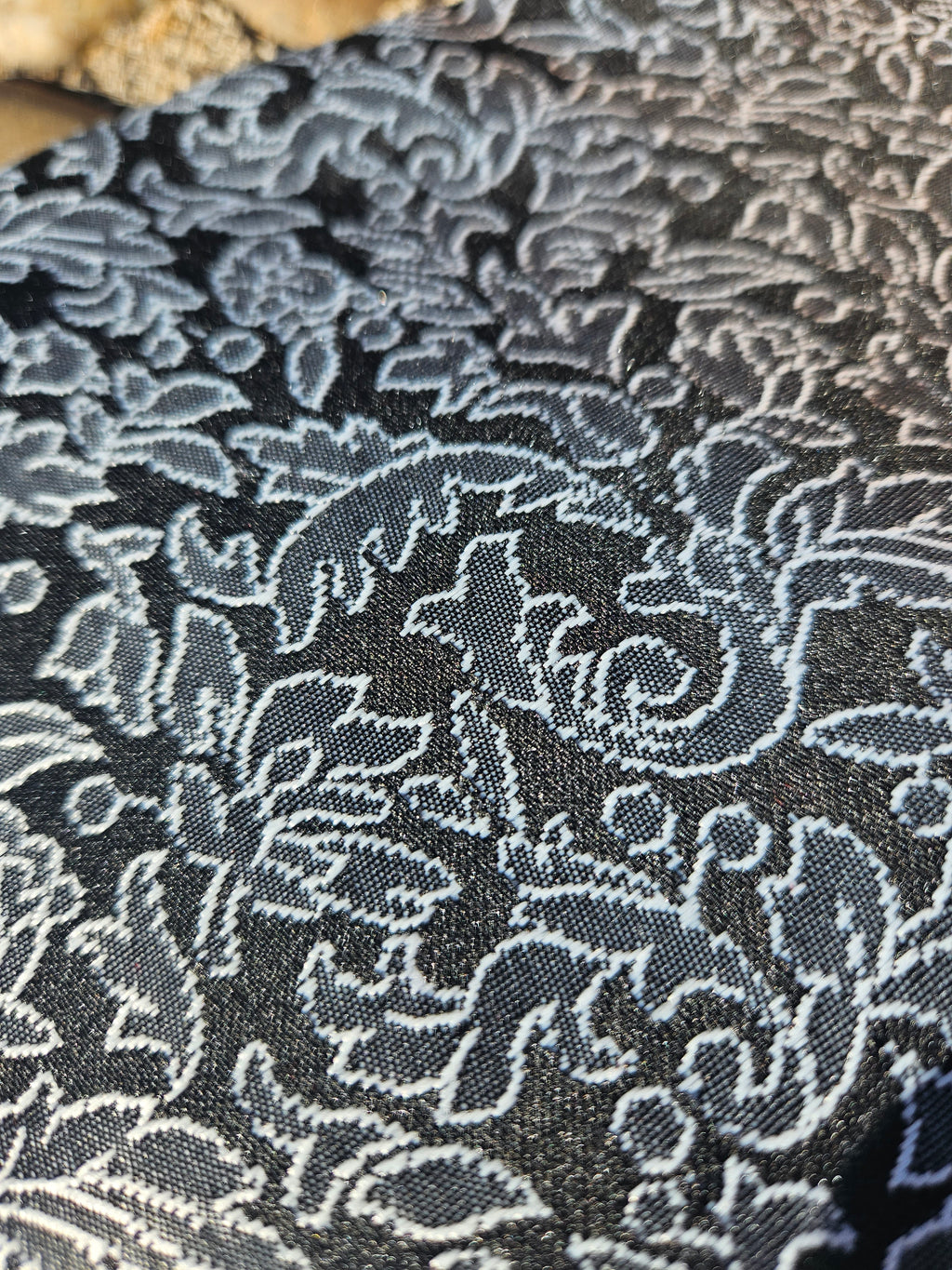 Fajín Noche Barroca azul oscuro con estampado barroco blanco en primer plano.