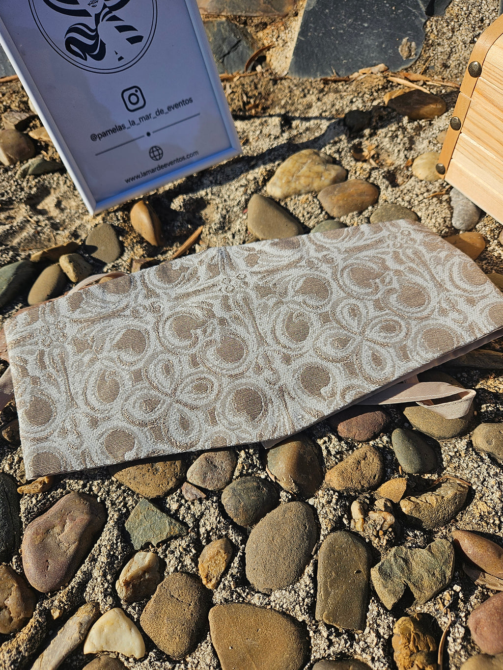 Fajín marfil con tejido jacquard y patrón floral alrededor del borde
