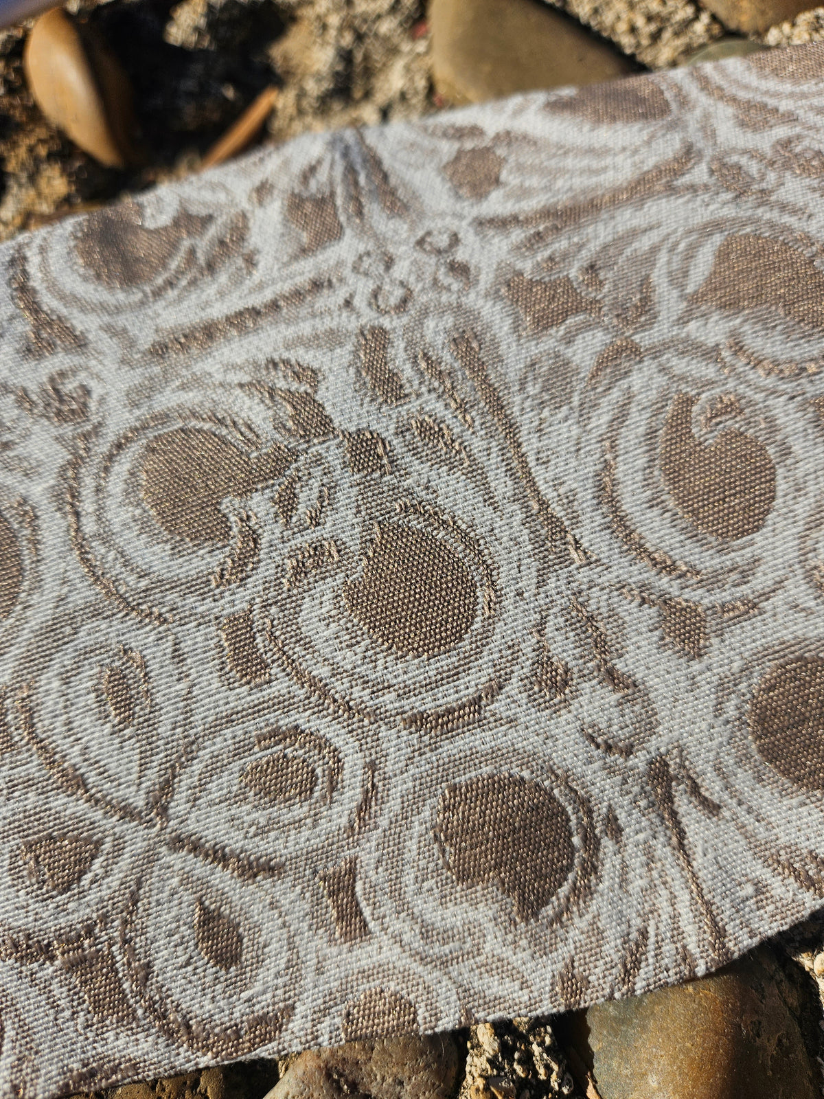 Fajín marfil con detalle jacquard de flores y espirales en relieve