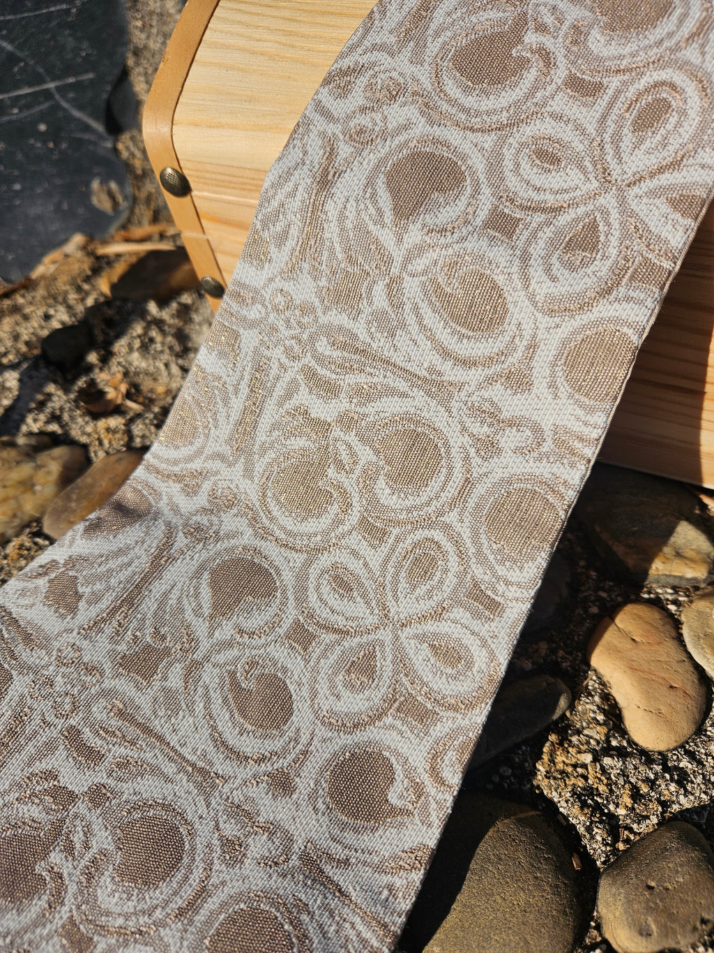 Fajín marfil con tejido jacquard claro y patrón ornamental