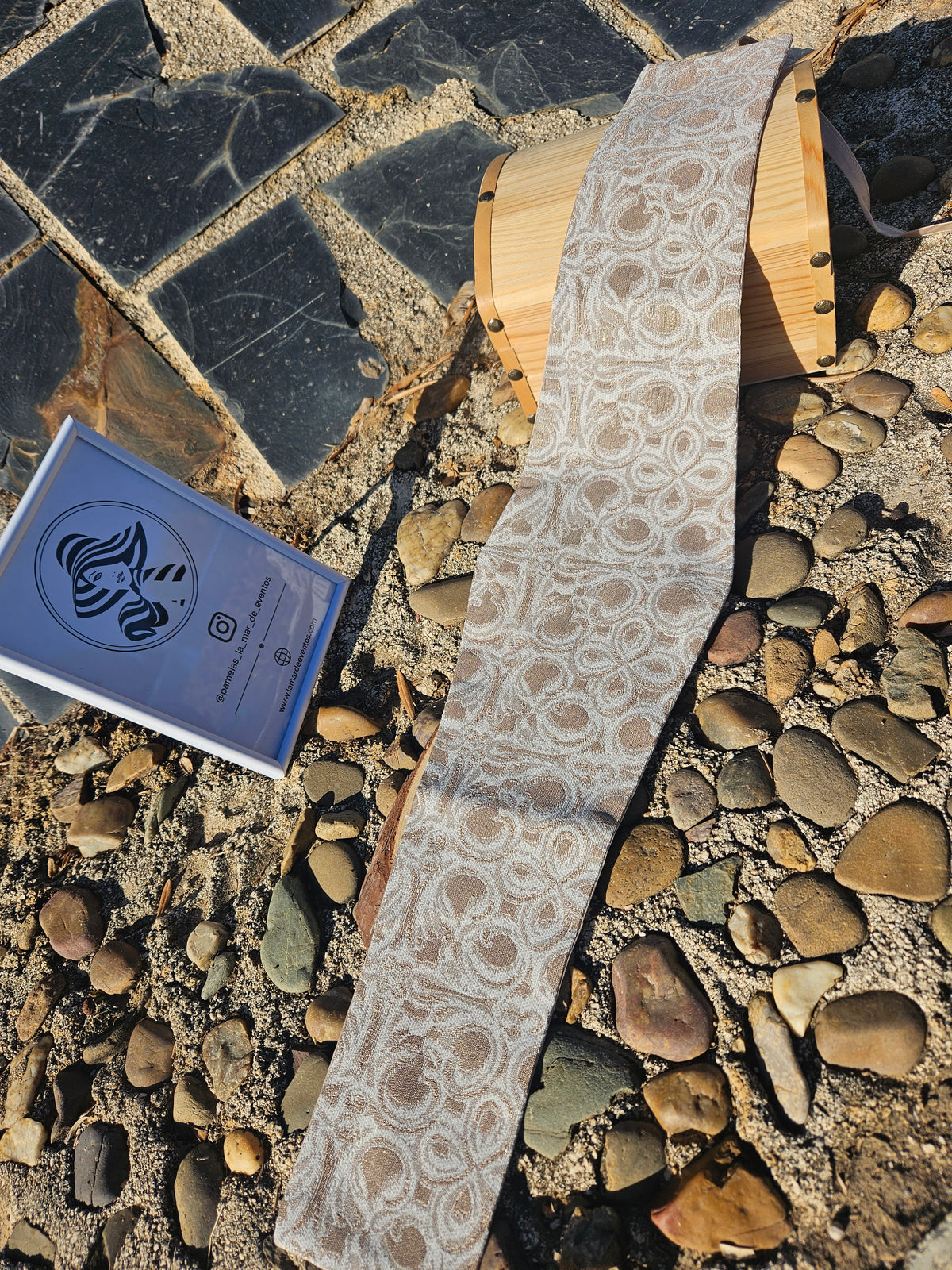 Fajín marfil de tela jacquard con motivos florales, extendido