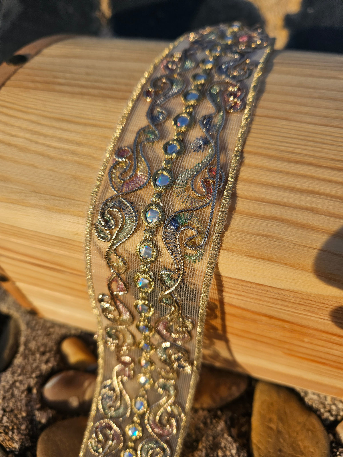 Gargantilla Iris con bordado detallado dorado y piedras azules en diseño central