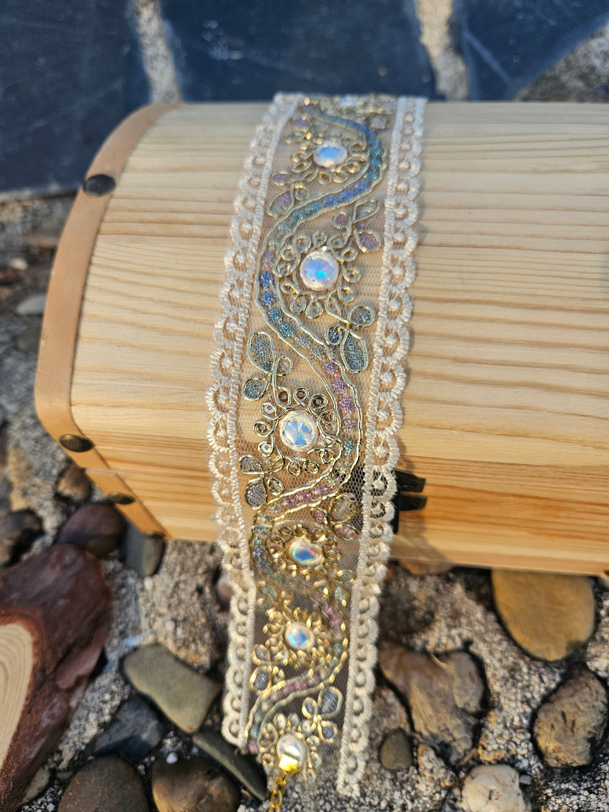 Gargantilla de encaje con diseño ovalado dorado y pedrería tipo cristal
