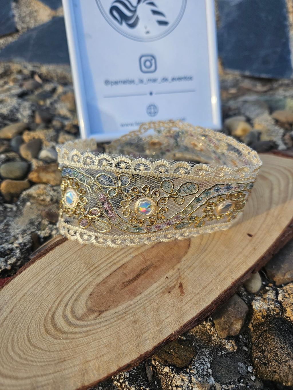 Gargantilla de encaje elástico dorado con pedrería central y detalles bordados