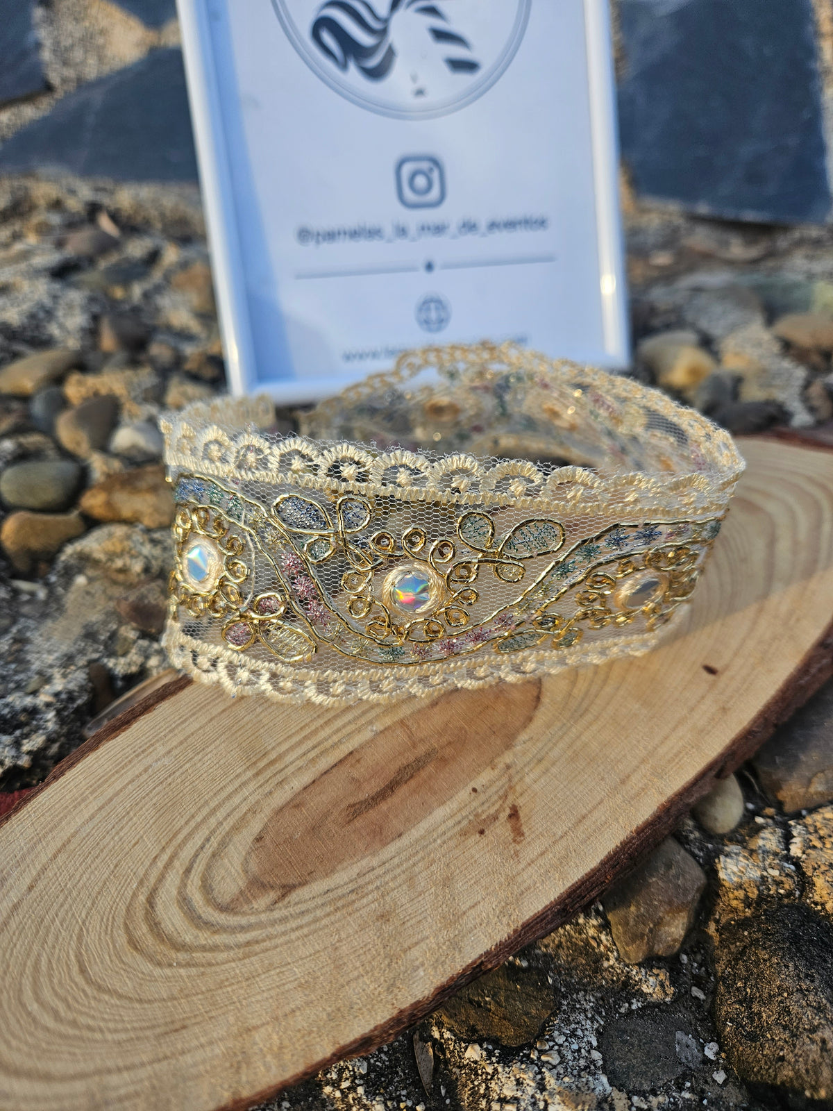 Gargantilla de encaje elástico dorado con pedrería central y detalles bordados