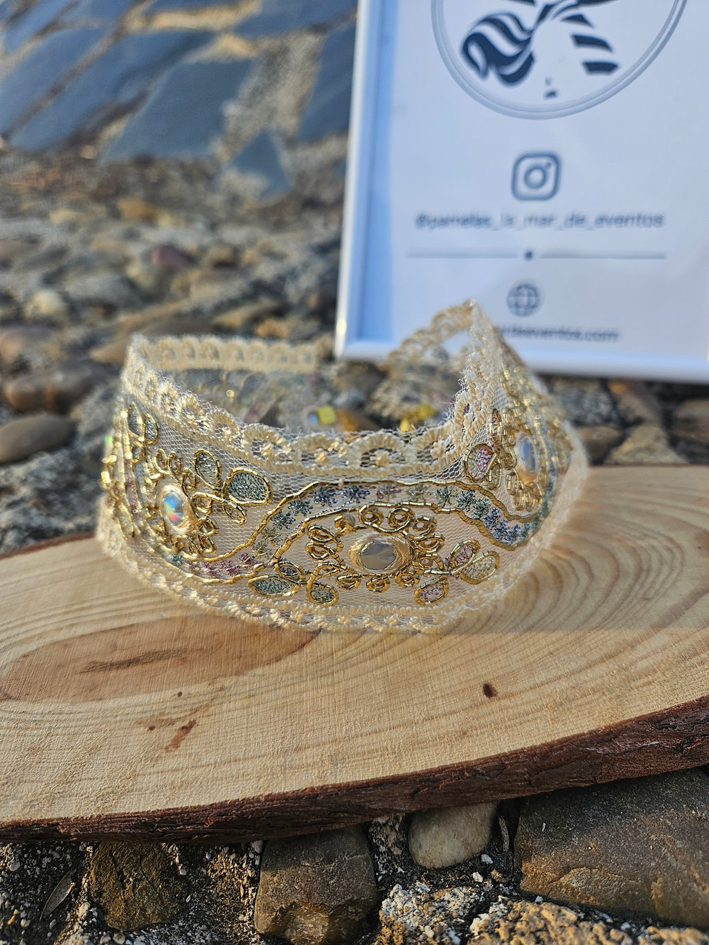 Gargantilla de encaje dorado con pedrería y motivos florales en el borde
