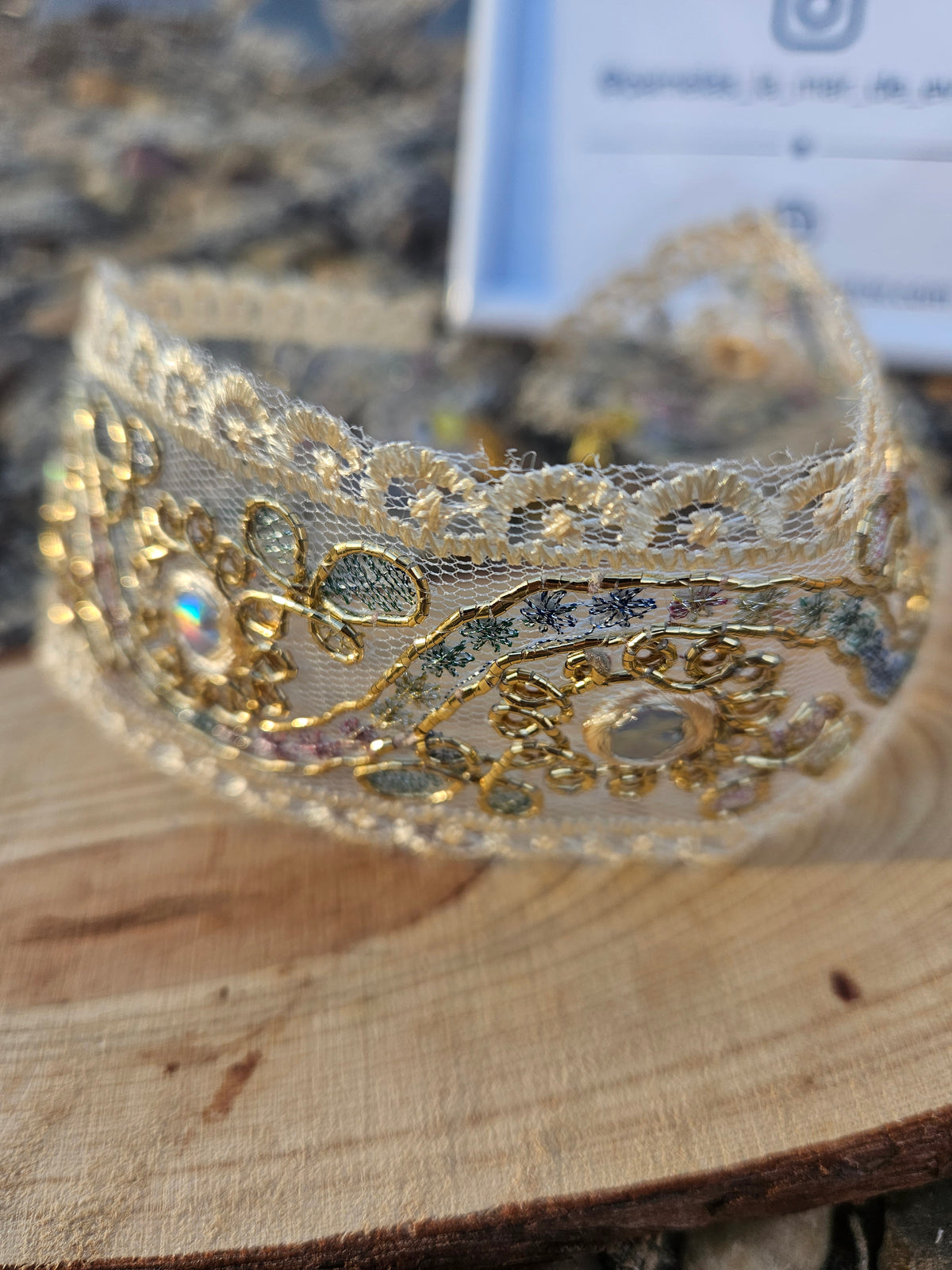 Gargantilla de encaje dorado con pedrería iridiscente y bordado decorativo