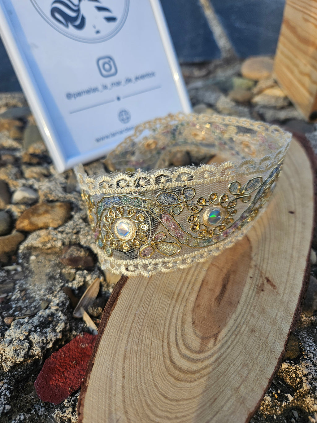Gargantilla de encaje dorado con filigrana y pedrería en tonos azulados