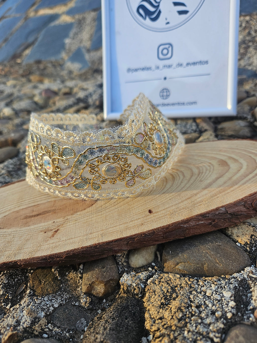 Gargantilla de encaje dorado con ornamentación central y pedrería brillante