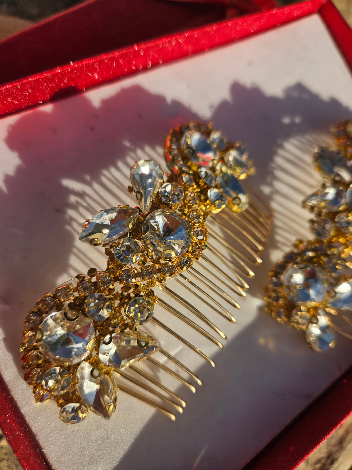 Peina para el cabello con adorno dorado y cristales azules, detalle floral