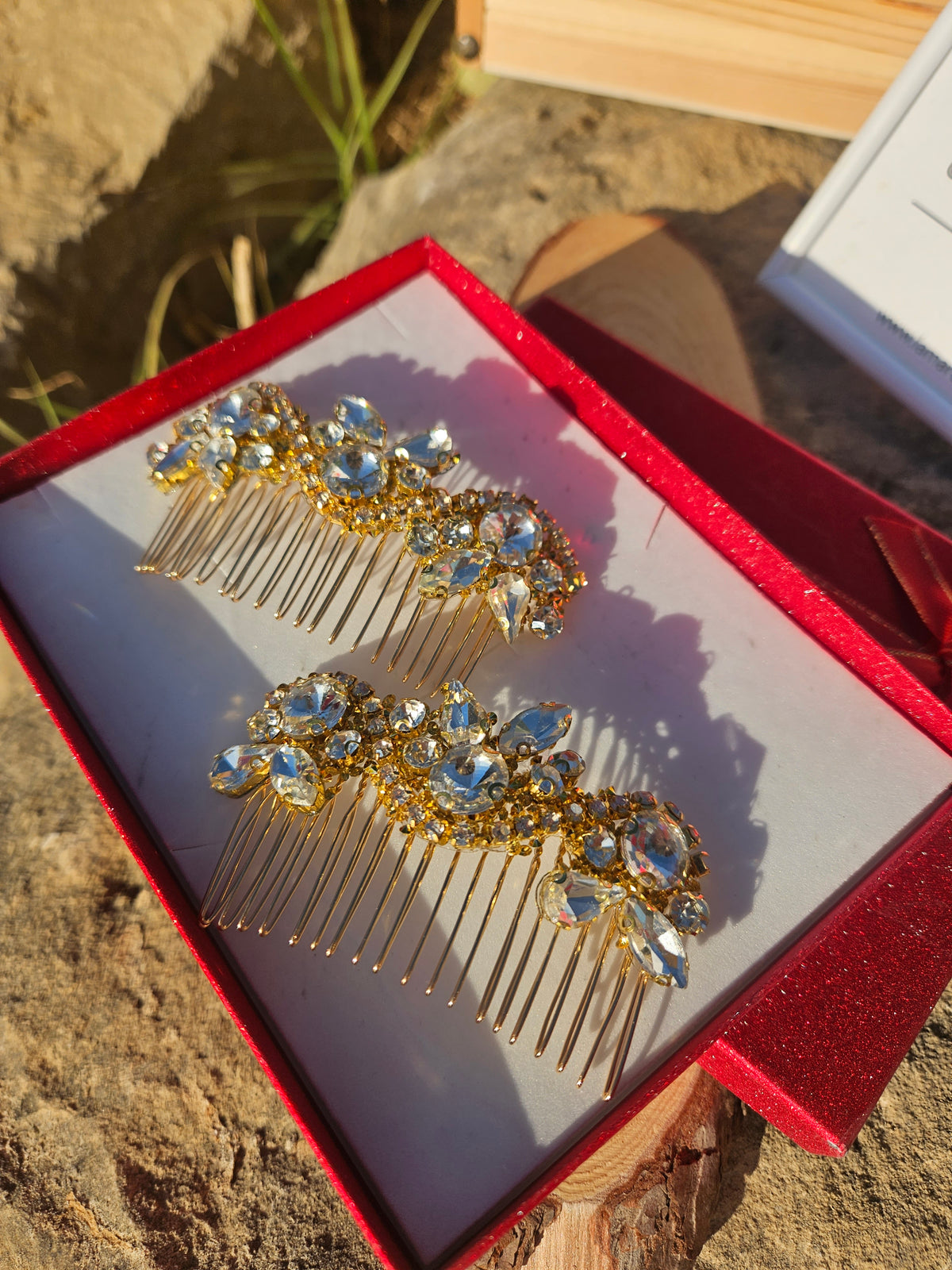 Peina para el cabello con pedrería dorada y cristales azules, vista cercana