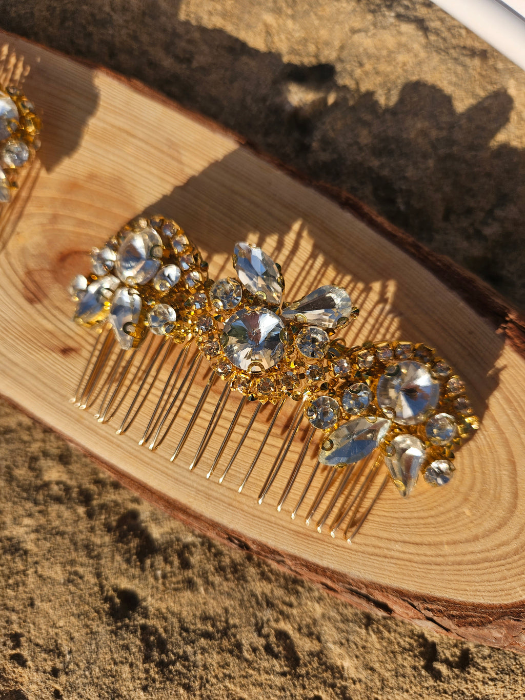 Peina para el cabello con adorno dorado y cristales azules, detalle de dientes