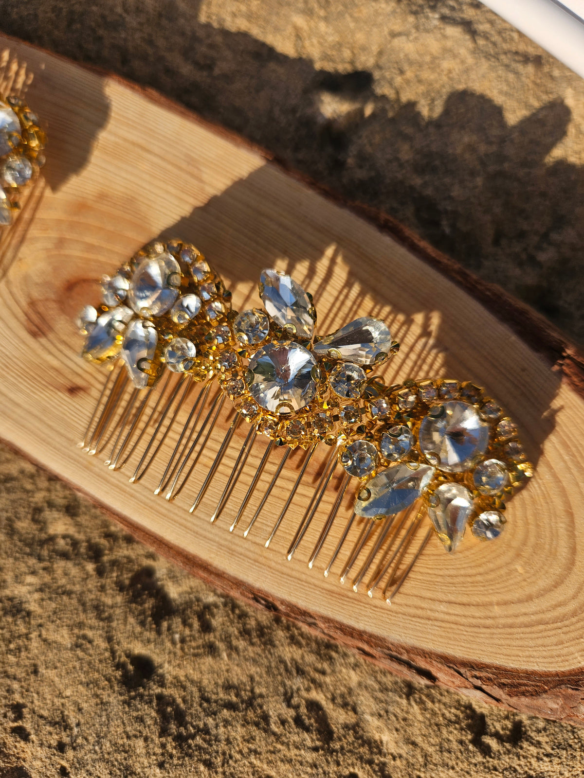 Peina para el cabello con adorno dorado y cristales azules, detalle de dientes