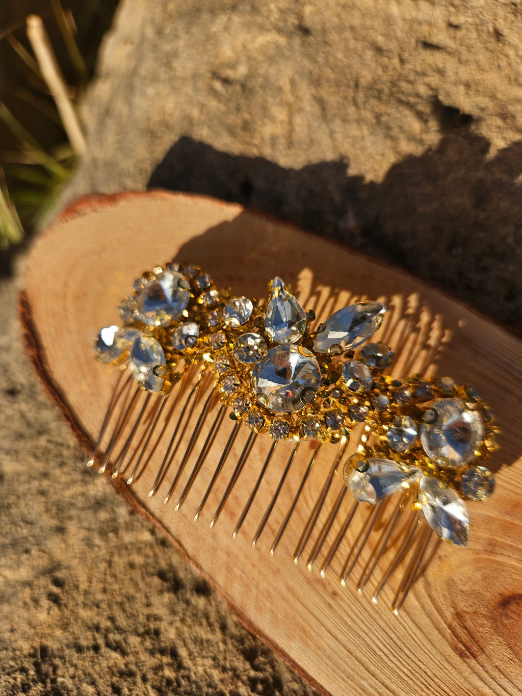Peina para el cabello con pedrería dorada y cristales azules, dientes dorados