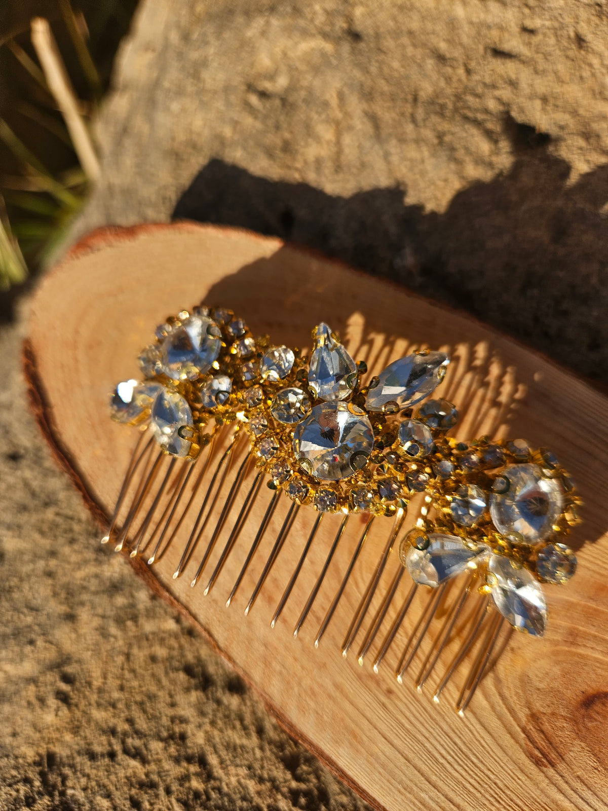 Peina para el cabello con pedrería dorada y cristales azules, dientes dorados