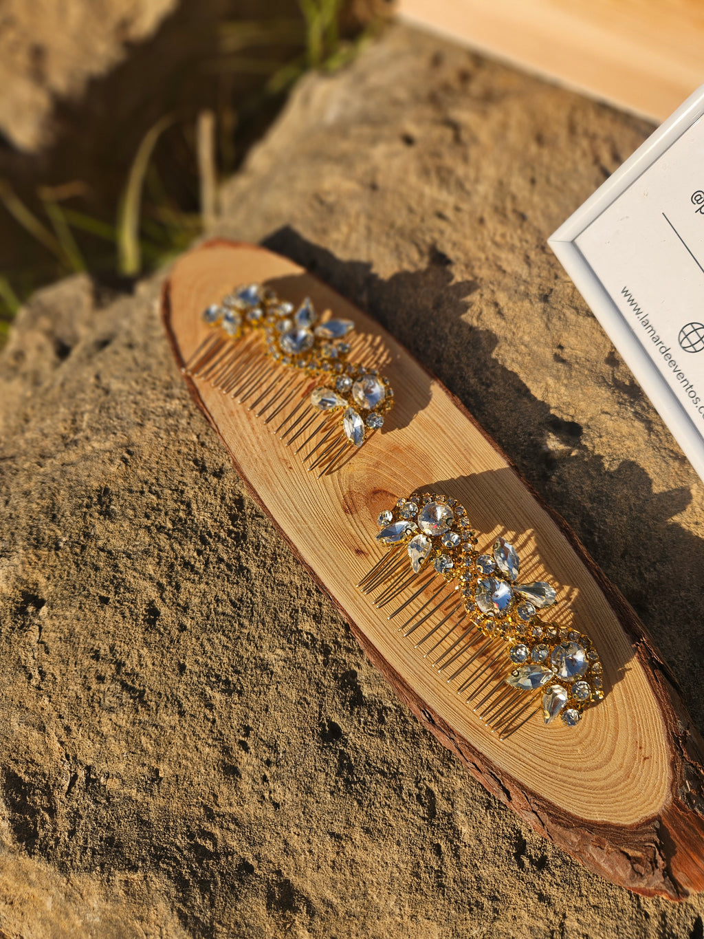 Juego de peines para el cabello con pedrería dorada y cristales azules