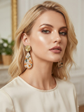 Pendiente colgante con disco dorado y lágrima de resina multicolor, en modelo