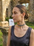 Collar choker plateado con pedrería brillante
