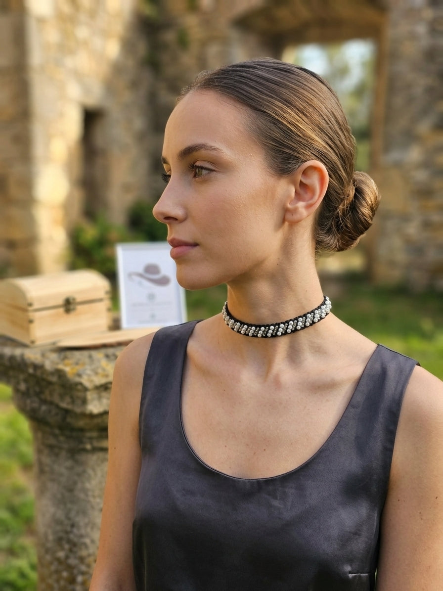 Collar choker plateado con pedrería brillante