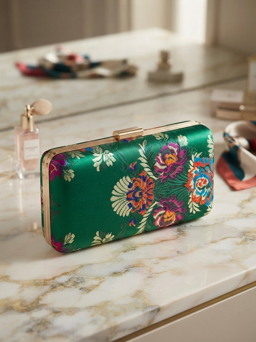 Bolso de mano verde con flores bordadas multicolor, borde dorado y cierre metálico