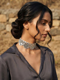 Choker plateado tipo espejo, con pieza frontal y cierre sobre el cuello