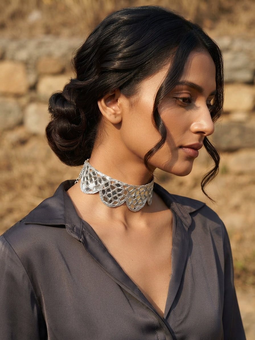 Choker plateado tipo espejo, con pieza frontal y cierre sobre el cuello