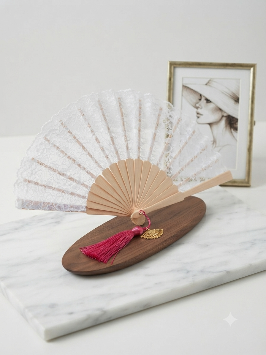 Abanico de mano con base de madera, encaje blanco y fleco rosa fucsia